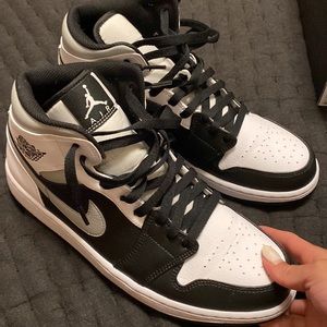 Air Jordan 1 mid smoke grey